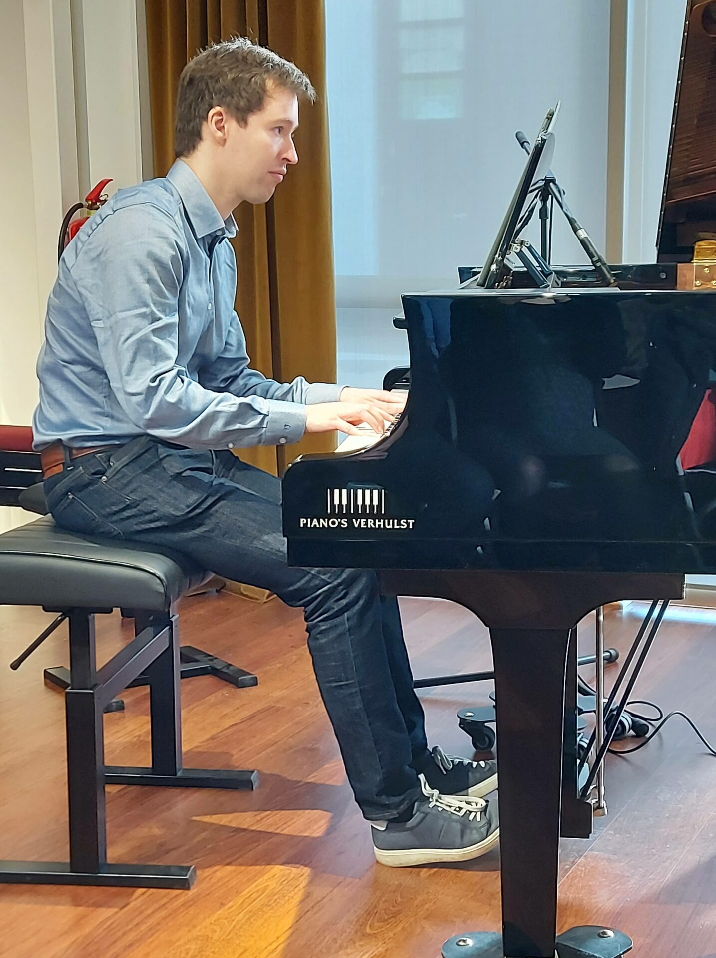 Lodewijk Mispelon tijdens het slotconcert van de Pianoweek van de Kunstacademie Poperinge