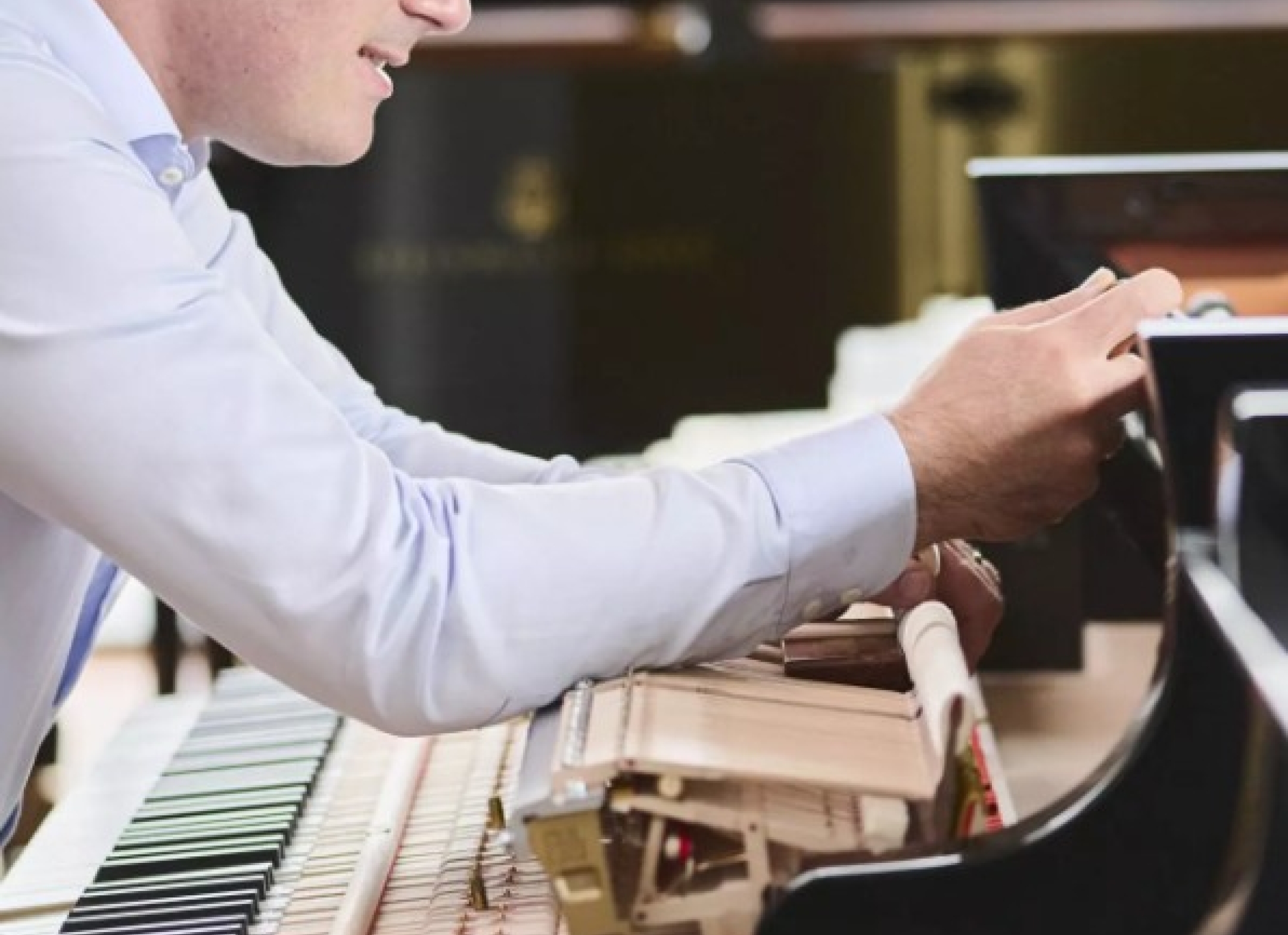 Dries regelt mechaniek van vleugelpiano af