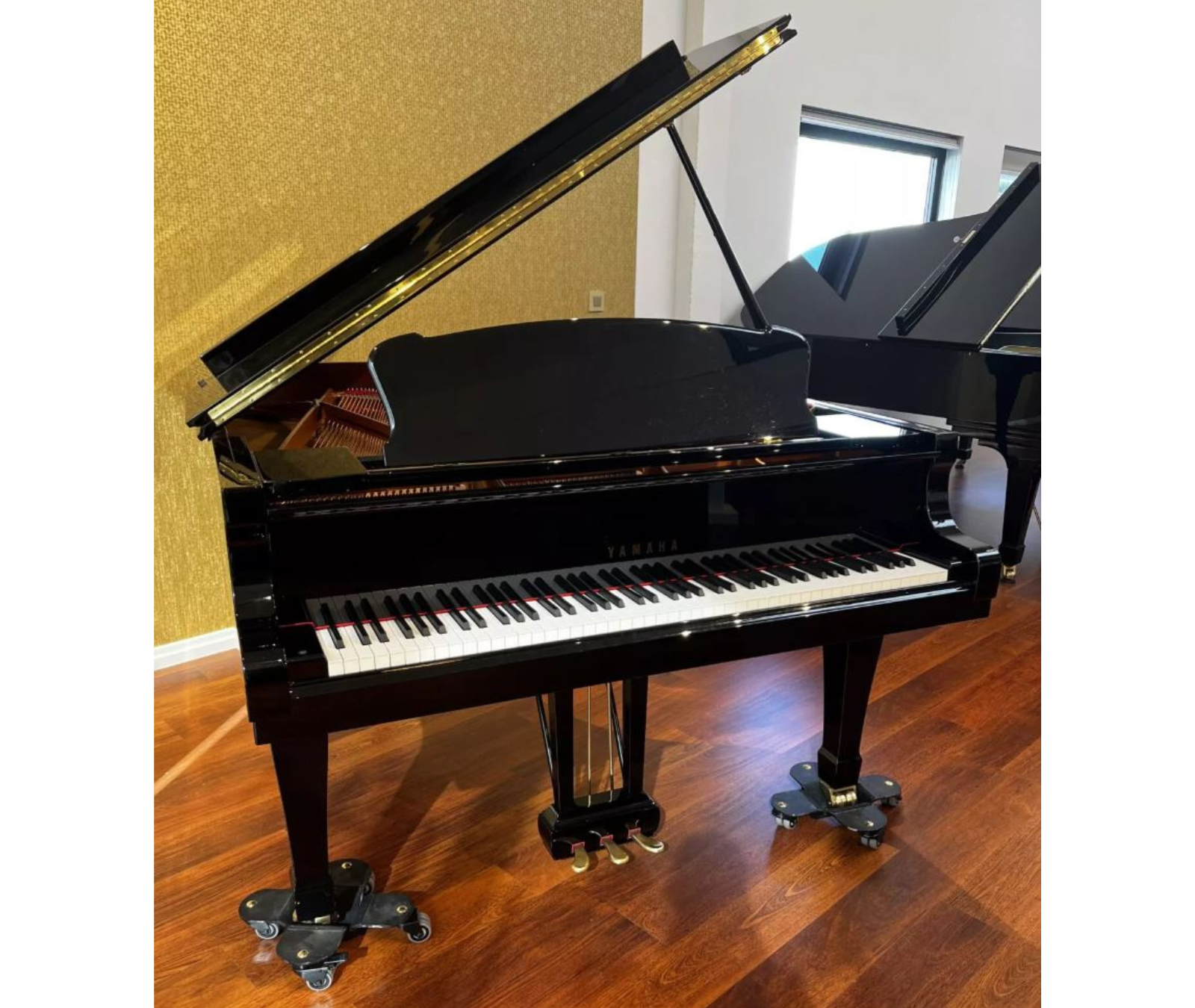 Tweedehands Yamaha S4 vleugel van 1m94 in zwart hoogglans, zicht op klavier en pedalen in de toonzaal van Piano's Verhulst, volledig afgeregeld door pianotechnicus Dries