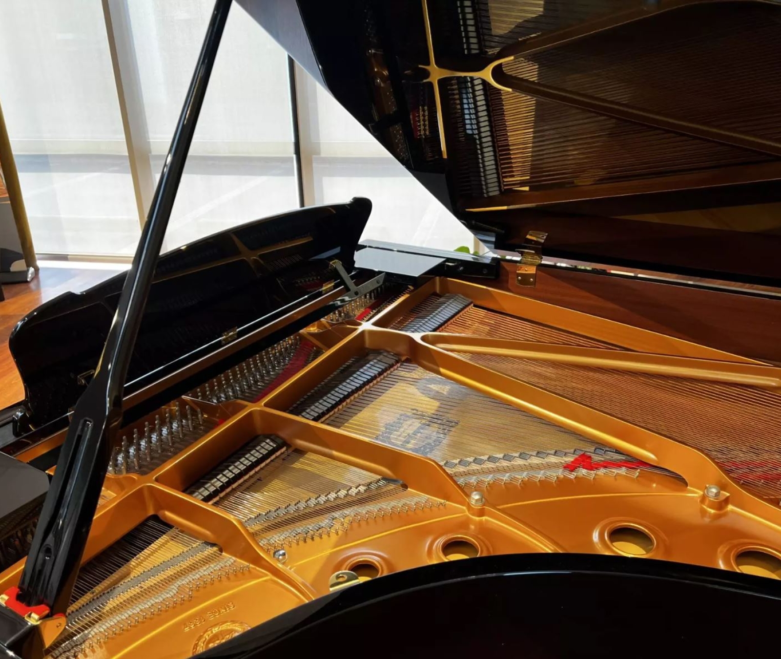 Binnenwerk van een tweedehands Yamaha S4 vleugel in zwart hoogglans, gekalibreerd met PTD-techniek, close-up op snaren en mechaniek