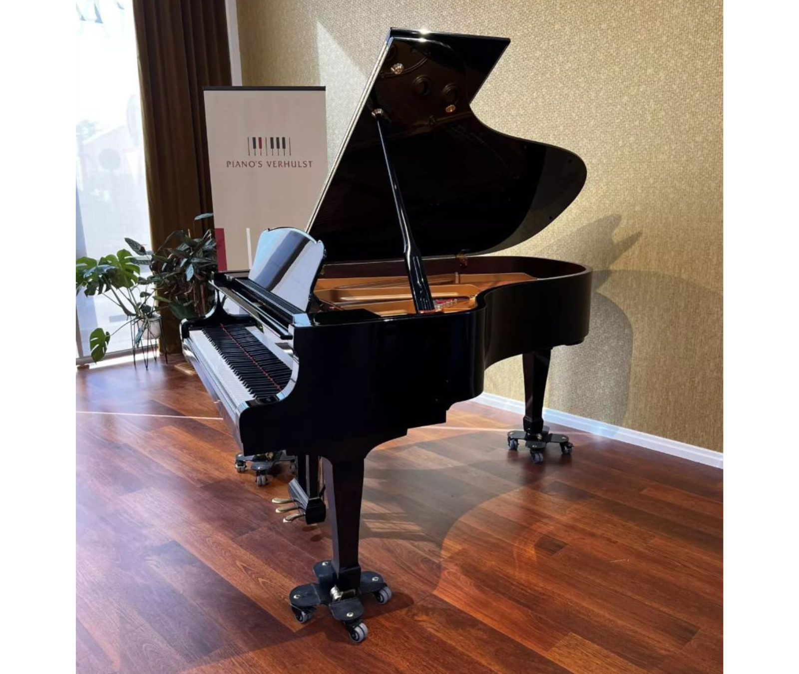 Tweedehands Yamaha S4 vleugel in zwart hoogglans, driekwart vooraanzicht in de toonzaal van Piano's Verhulst, beschikbaar na PTD-kalibratie